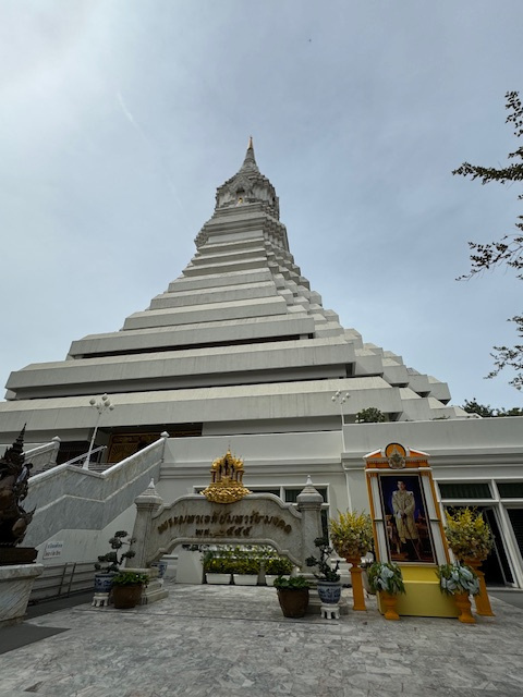 ワット・パクナムと言えば…<br />この仏塔の最上階にある、