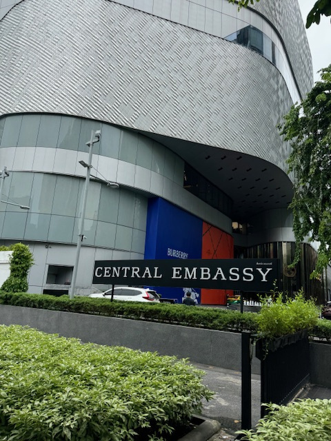 そしてバンコク最後の食事にセントラルエンバシーに来ました！<br />セントラルワールドから徒歩10分くらい。<br /><br />お目当ては…