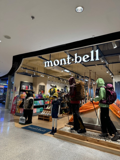 再びセントラルワールドに戻るとなんとモンベルが！バンコク店ね。