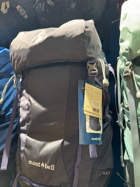 お値段偵察！<br />日本で24000円くらい（かな？）のザックが36000円！！高っ?<br />日本で買おう笑<br />