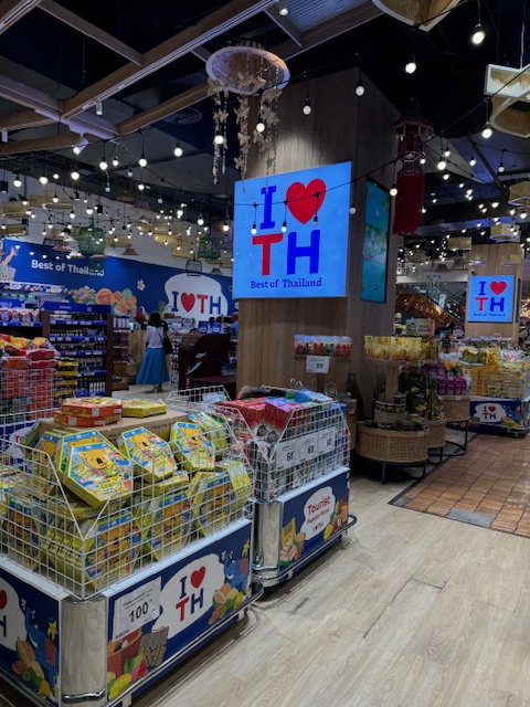 1階にこんなお土産屋さんがありました。<br />お土産はこの後道路挟んだところにあるBigCに行く予定ですがここでバラマキ系をGET！（BigCより少し安かったのでラッキー！）