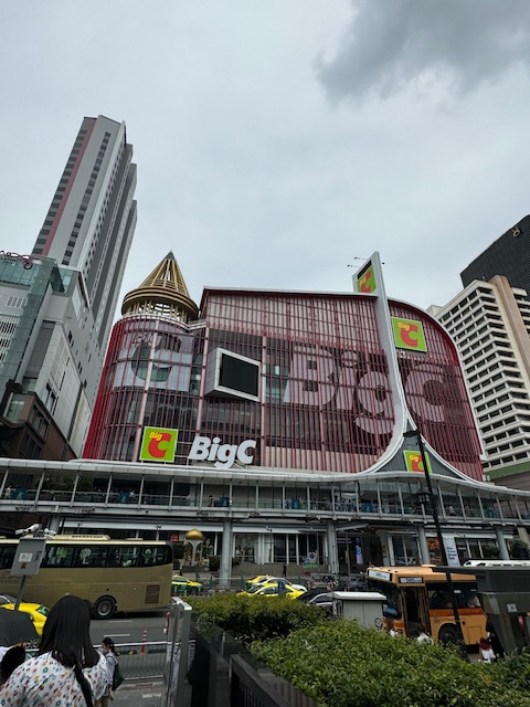 そして最後はお土産屋さんの定番BigCへ！<br />デカそう…