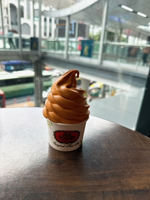 とその前にBigCのビル入ったところにあったチャトラムーでタイティーソフトクリームＧＥＴ！<br />結構どこのチャトラムーも売り切れでなかったので最後に体験出来てラッキー！！<br />もちろんおいしゅうございました^^b