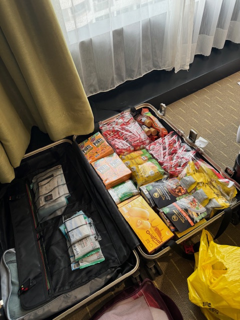 スーツケースの片面にぎっしりのお土産GET^^;<br /><br />