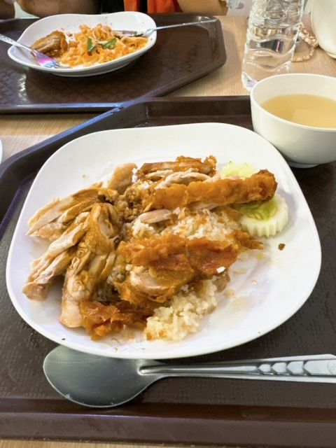 なんとここのパッタイほのぱぱのお口に合わず><;<br />これで締めるはカンベンであり、どちらかで迷ったこちらカオマンガイをオーダー。<br />これは美味しかった^^/はじめからこれにすればよかった^^<br />