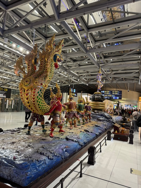 まだフライト時間まで3時間以上あるので空港の免税店等をたっぷり見て回ります！