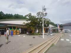 道の駅に寄りました。ここの道の駅、野菜や果実、ワインにビール、うどんと色々充実しています。