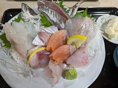ランチ、大ボリュームのお刺身にびっくり。
特に鯵が大きくとろっとろで印象に残ってる。鯵だけでお腹いっぱいになるくらい。