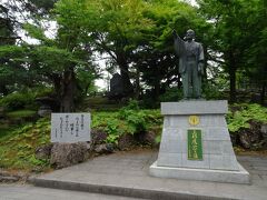 【上杉鷹山公の像】
倹約や学問を推奨し、破綻状態となった藩を立て直した米沢藩９代藩主

　　　『なせば成る　なさねば成らぬ何事も
　　　　ならぬは人の　なさぬなりけり』

沢山の方がこの言葉を口にし、写真を撮っていました
