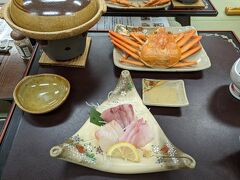 お宿のお夕飯。これでボリューム少なめコース。カニが小さめらしい。ホント？！