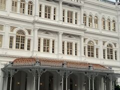 帰りもラッフルズホテルを見ながら散歩。
スタッフのユニフォームが映画の登場人物みたいです。