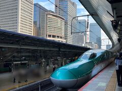 1日目の9月6日（金）、JR東京駅から旅をスタートしました。

今回の旅は金曜日に年休を取って出発し、翌日土曜日に帰って来るスケジュールです。

8時18分発の新函館北斗行きの東北新幹線『はやぶさ7号』に乗車しました。

鉄道で東京から山形に行く場合、通常は山形新幹線『つばさ号』を利用するのが一般的です。

旅の最初の目的地に早く到着出来ることから、今回は仙台経由で行くこととしました。