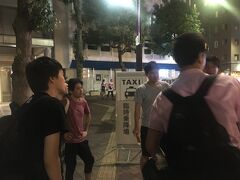 渋谷での集合時間には自分の高校の友達4人と
前の会社の同期1人が時間に間に合い、集合できた


あと他に来る前の会社の友達2人は、
仕事が押しているらしく21時の集合に間に合わないとのこと

自分と前の会社の友達1人はその会社を辞めているから来れている

そこの会社を辞めて良かったと改めて感じる


なので自分の高校の友達4人と
前の会社の友達1人と自分の6人で
とりあえず熊谷駅に向かうことに

前の会社の友達にはとんでもなくアウェイな状況になってしまっていることを一応謝る


熊谷駅に到着すると、その日に熊谷でラグビーの試合が開催されていたためにめちゃくちゃ混んでいた
熊谷駅前の鳥メロで他に来る前の会社の友達を待つために飲む


小一時間ほど飲んでいると
前の会社の友達1人から仕事終わったから終電前くらいに熊谷駅に着くと連絡が入る


更にその後もう1人の会社の友達から
「仕事が立て込んでいるため今日中に熊谷行けない、
明日の朝に熊谷駅前で合流します」と連絡が入り、
その会社を辞めて良かったとまた改めて思う


前の会社の友達が熊谷駅に到着したので皆で熊谷駅に迎えに行き、合流
タクシー2台で花湯スパリゾートに向かう