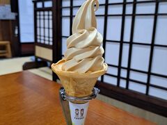 これもちーちゃん情報
「ジョンレノンがこんな美味しいバニラは食べたことがない」と大絶賛したといわれるソフトクリーム。
アイスクリーム好きの夫が注文。
色は白くなくてベージュ。
まるでモカソフトのよう。
濃厚で美味しいソフトクリームでした。
