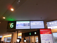 出発～１日目のスタート

５時３０分頃、羽田空港に到着。
空港駐車場に車を止め、チェック・イン～カード会社ラウンジへ行ったのですが、まだ空いてませんでした。
搭乗ゲートに到着。