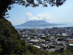 城山展望所に到着、桜島が綺麗に見えました。

バス停に戻り、「カゴシマシティビュー・バス」で、仙厳園へ