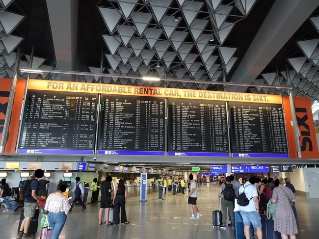 これってパタパタする出発時刻掲示板？。<br /><br />う～ん、パタパタを待っているのも辛いので、写真だけ撮っておきました。