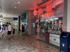 無事アラモアナセンター着。節約のためホテルまでUber乗らない。ここからまたピンクラインでホテル帰ろ。