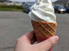 念願の佐渡乳業。昨日寄ったらまさかのお休みでリベンジ。
食べたかったカマンベールソフトクリームは始まっておらずしょんぼり。期間限定らしい。あと数日で始まるんだっけかな、ゴールデンウィークをターゲットに開始って、いや0501なら始まってるでしょ、と思いつつ。