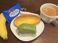 夕飯はホテル下のモールで買ったもので済ませました。
ベンガワン　ソロ　はクッキーがお土産定番ですが、エッグタルや餅もありましたので、買ってみました。
餅は種類が多くて悩みました。この写真にある緑のものが売れ行き良さそうで、最後の一切れだったため購入。
すごく美味しくて大当たり！翌日は早々に売り切れており、買えませんでした。次回から定番にしたいですねー。
クラッカーは飛行機で出たものです。