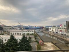 呉ファーストホテルに戻った。ホテルの窓からの呉港。
本当なら護衛艦が見えるだろうが、例の超大型コンテナ船で視界が遮られている。