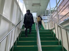 乗り込みました。階段を上り船内へ。