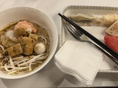 帰国日の朝は空港ラウンジ。
滞在中にラクサが食べられなかったので。ますばラクサ！
サラダ、緑の野菜がなくて、悲しかったです。