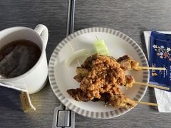 飛行機ではランチ。
帰国便は日本食ではなく、インターナショナルメニューにしました。
一皿目はお約束のサテ。
飲み物はTWGのイングリッシュブレックファースト。