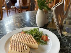 遅めのランチに市民会館内のカフェKavárna Obecní dům。高級価格ですが、生演奏とこの空間なので納得です。席は自由で、入店→自由に着席→オーダーを取りに来る、という感じでした。

一旦ホテルに戻って荷物を置き、再び街歩き。