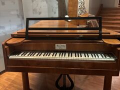 ヴァルトシュテイン宮殿の次はチェコ音楽博物館。
充実の展示です。体験コーナーもありました。
珍しい楽器がたくさんあって、音楽好きとしては夢のような空間でした。
モーツァルトやリスト、スメタナの使った楽器も展示されており感動です。