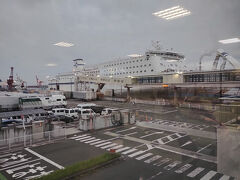 太平洋フェリーは名古屋・仙台・苫小牧を結ぶ路線
トラックを先に乗せていたので、乗船まで車の中での待ち時間が長かった。
19時40分出航のところ18時頃から乗車列に並んで1時間近く待った。