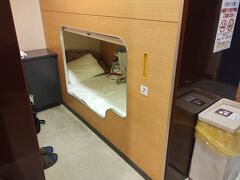 完全個室でトイレ付の特等室や一等室もあるが、お手軽なB寝台室に。カーテンを閉めれば個室になるので、それなりに快適。
