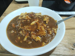 ここは北寄貝のカレーや海鮮丼などで有名

食事処は何軒かあり、みなと市場と道を挟んだところにある某食堂は人気店で長い行列ができている

行列に並ぶほどではないので、市場内の店でホッキカレーとホッキ貝焼きをいただく
