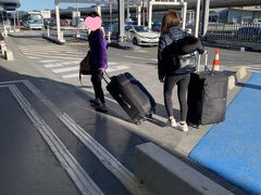翌日の朝、楽しかったフランス旅行を終え、シャルルドゴール空港へ来ました。
この日はオリンピックの男子マラソンの日。市内を走るので交通規制があり、空港までどれくらい時間がかかるか心配でしたが、１時間かからずに到着。
いつもはUBERですが、来れないかもしれないので、前日にホテルの契約のタクシーをフロントで予約してもらいました。ベンツのバンでとても快適。ピックアップの時間も予定通りで安心でした。