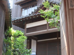 さらに前回は行かなかった「三宜楼」へ。
昭和6年に建てられた木造3階建ての料亭でした。
廃業されたあとも保存されています。
