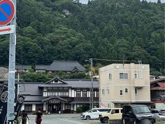 この日の山形県村山地方の天気は曇り空、日中の気温は30℃程で関東程ではありませんでしたが暑かったです。

駅前の通りのドン突きに、老舗旅館の様な古い建物がありますよ。