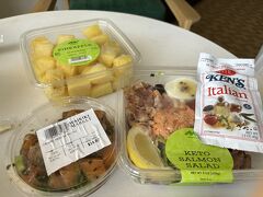 お昼ご飯の時間が近づいたので、1日目と同じ、ワイキキマーケットで似たようなものを購入。
ウェディングフォトのためにプチダイエットをしていたので、気持ちヘルシーなメニューです。


そしていよいよウェディングフォトの撮影へ。
渡航を決めたのが直前過ぎて、予約できるサービスが少ない中で、直前でも予約できた「アメリカンホリデーズ」さんにお願いしました。

https://american-holidays.jp/

ホテルまで迎えに来てくださるので、車でお店へ向かいました。
衣装選び、ヘアメイクが完成したら、まずはビーチで撮影へ。
