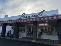 目的地はこちら、Leonard’s Bakeryです
３回目のハワイで念願のレナーズ！
８時過ぎでしたが、５組ほど前に並んでいました。
