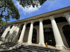 建物内の写真は撮っていませんが、図書館も覗いてみました