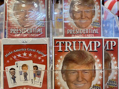 次に隣の「トランプタワー」のトランプショップへ。

こちらで、TRUMPさんの「トランプ」（2024EDITION）を購入。

大統領選では賛否両論ありますが、ニューヨークに行った感じでは、移民問題を重視している現地の方々は、トランプさんの政策に期待している感じでした。
