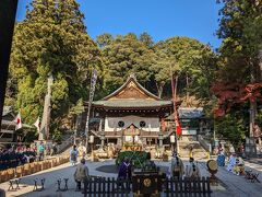 日牟禮八幡宮

13時45分　
日牟禮八幡宮にやって来ました。「 八幡山不動尊大祭」が催されており、残念ながら山門から覗いただけでお参りはせず。

神社のすぐ近くには有名なお菓子屋さん「たねや」もあり、
お天気も良いためこの辺りは大混雑でした。