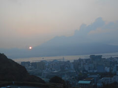 ２日目の朝、６時４５分頃、朝日が昇り、部屋から桜島と共に見えました。
桜島からは、噴煙なのは雲なのか、分かりませんが噴煙のように見えます。