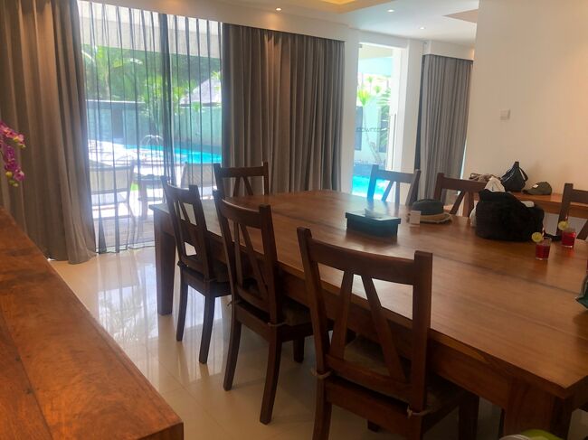 ４ベッドルームにもなるらしいので、ダイニングテーブルもかなり大きいです！