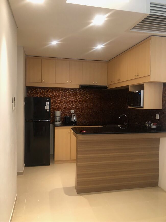 downtownは老舗ヴィラではありますが、きちんとメンテナンス、改装もされて今に至ってるようです。<br />玄関入ってすぐ左手にはシステムキッチン。大きな冷蔵庫も完備。