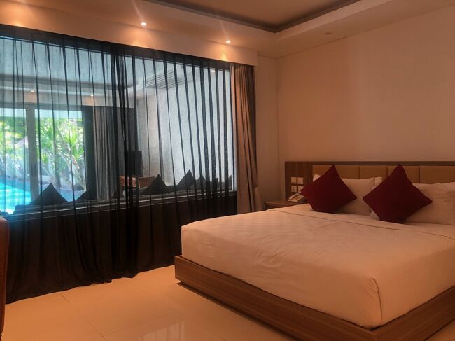 １階の、玄関入って右手に１つ目のベッドルーム。<br />厚手のカーテンを開けると、ガラス塀越しにリビングとプールが見えるんです。<br />この部屋は早々に、娘に場所取りされました。。