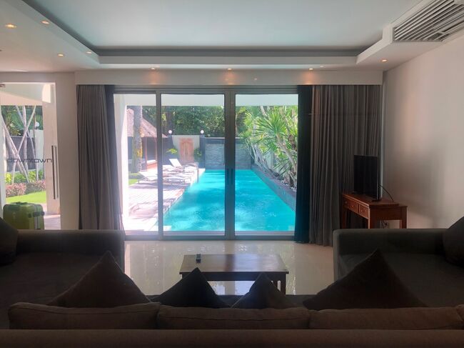 娘部屋からガラス越しに見た、リビングとそれに続くプール。