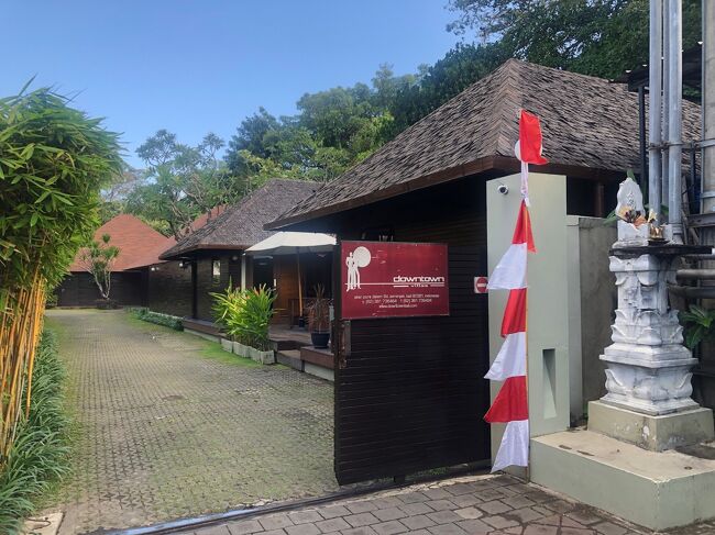 ☆*:;; サヌール ---> スミニャック ;;;:*☆♪<br />8月7日(水)  14:30<br />Jl.ラヤ・スミニャックの中程から１本小道に入ること徒歩1分。<br />大通りの喧騒が嘘のような静かなロケーションに立つ９棟のヴィラ、ダウンタウン・ヴィラがあります。