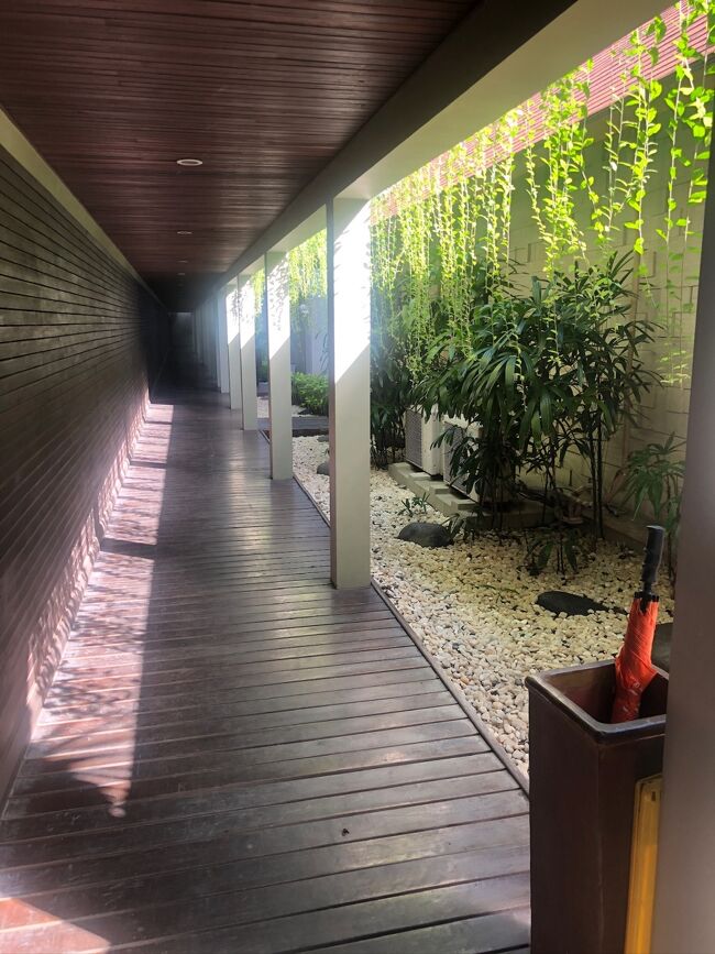 一直線に続く廊下で繋がったヴィラのエントランス。