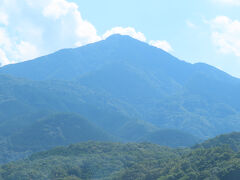 14:00、右側に美しい山容。「阿波富士」と称されている「高越山」…だと思います。学生時代下宿していた「京都洛北岩倉から眺めた比叡山」にそっくりです。