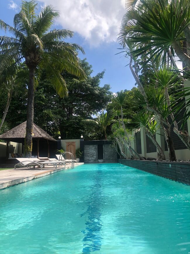 20mのラッププール<br />今回、downtownを選んだ理由が、Jl.ラヤ・スミニャックから近いロケーションと、<br />この長いプールがあること、それでいてお部屋もゆとりのある３BRであること、が決め手でした。<br />きっと息子は、タンジュンサリのプールは入らず「部屋についてるプール」を楽しみにしているに違いないと、ヴィラに来てから思い切りプールを楽しませてあげようと考えていました。